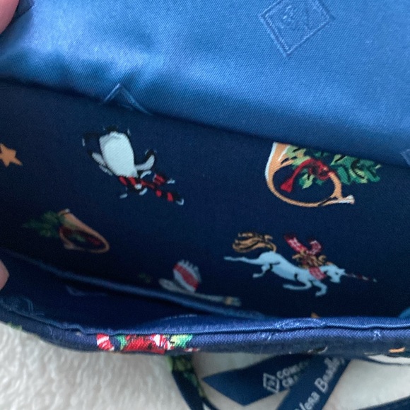 🆕❄️Vera Bradley RFID All-in-One Crossbody “Snow Globe Motifs” - Picture 9 of 10